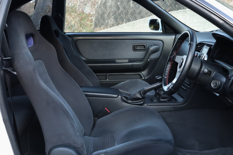 内装全体として傷や割れなどございません。中でもフロント、リア共にシートの状態が良いという印象です。