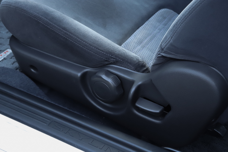 助手席側シート端の状態も良好です。