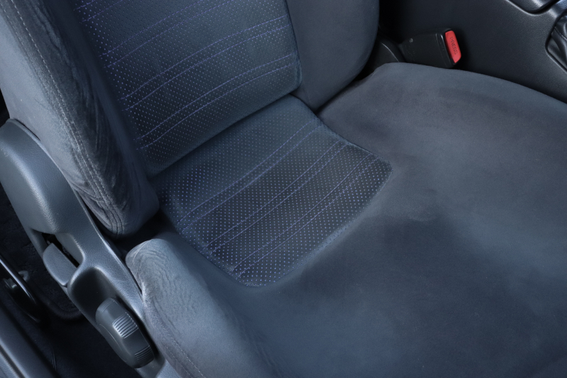 運転席側シートの擦れなども少ないです。