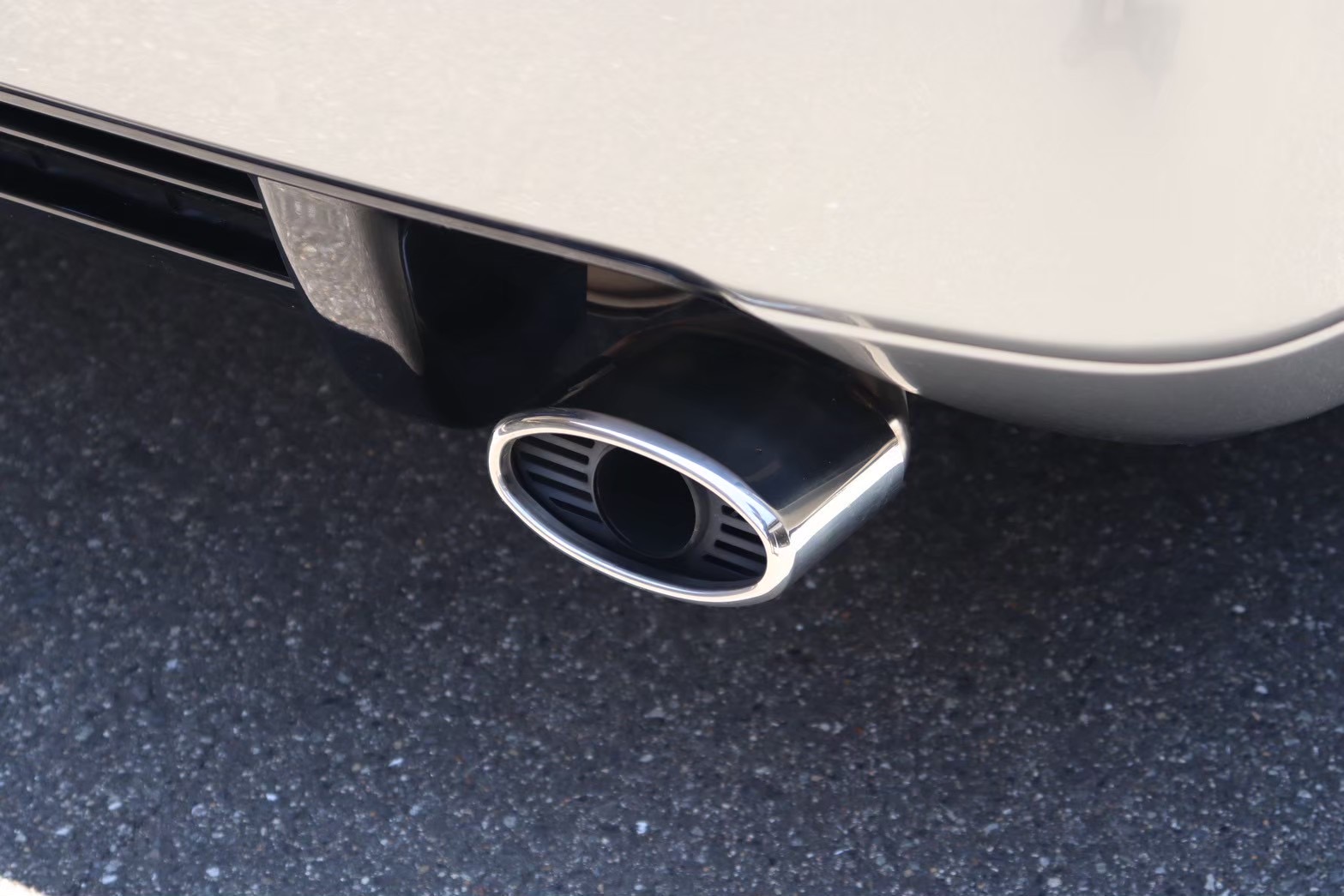 NSX 査定 カスタムマフラーエンドの装着状態